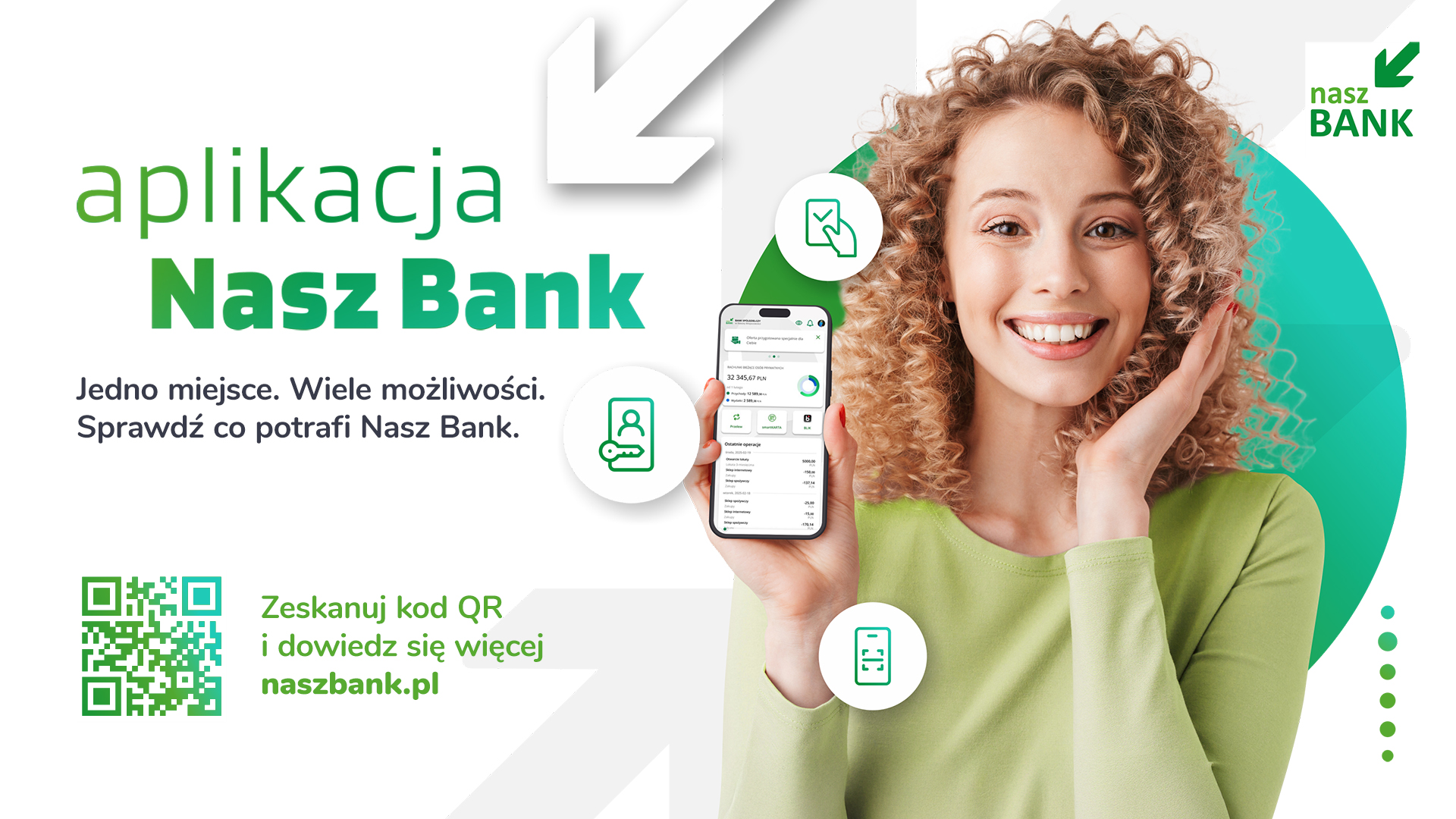 Uśmiechnięta kobieta w kręconych włosach trzymającą telefon z aplikacją bankową