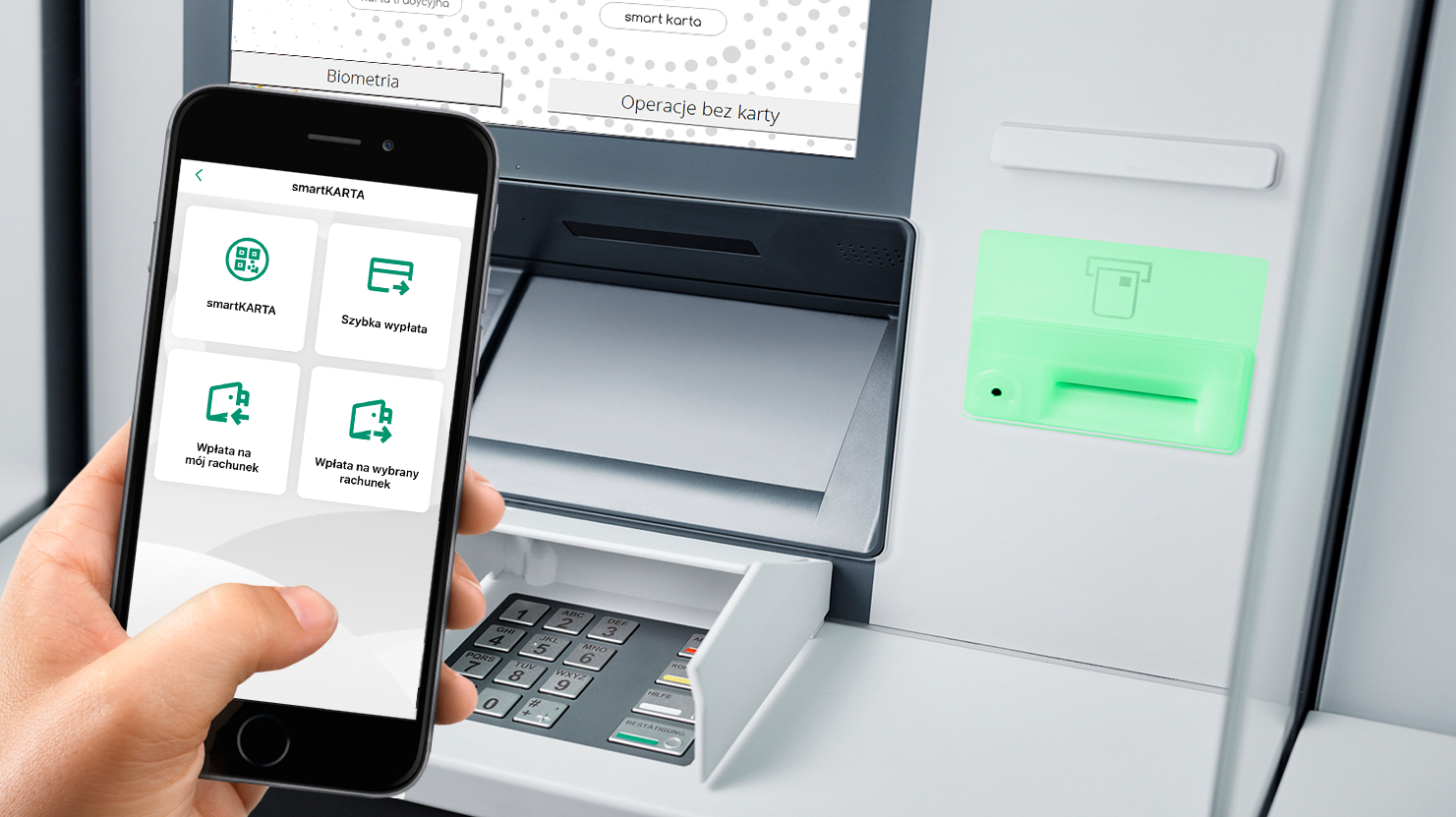 Telefon z aplikacją Nasz Bank na tle bankomatu